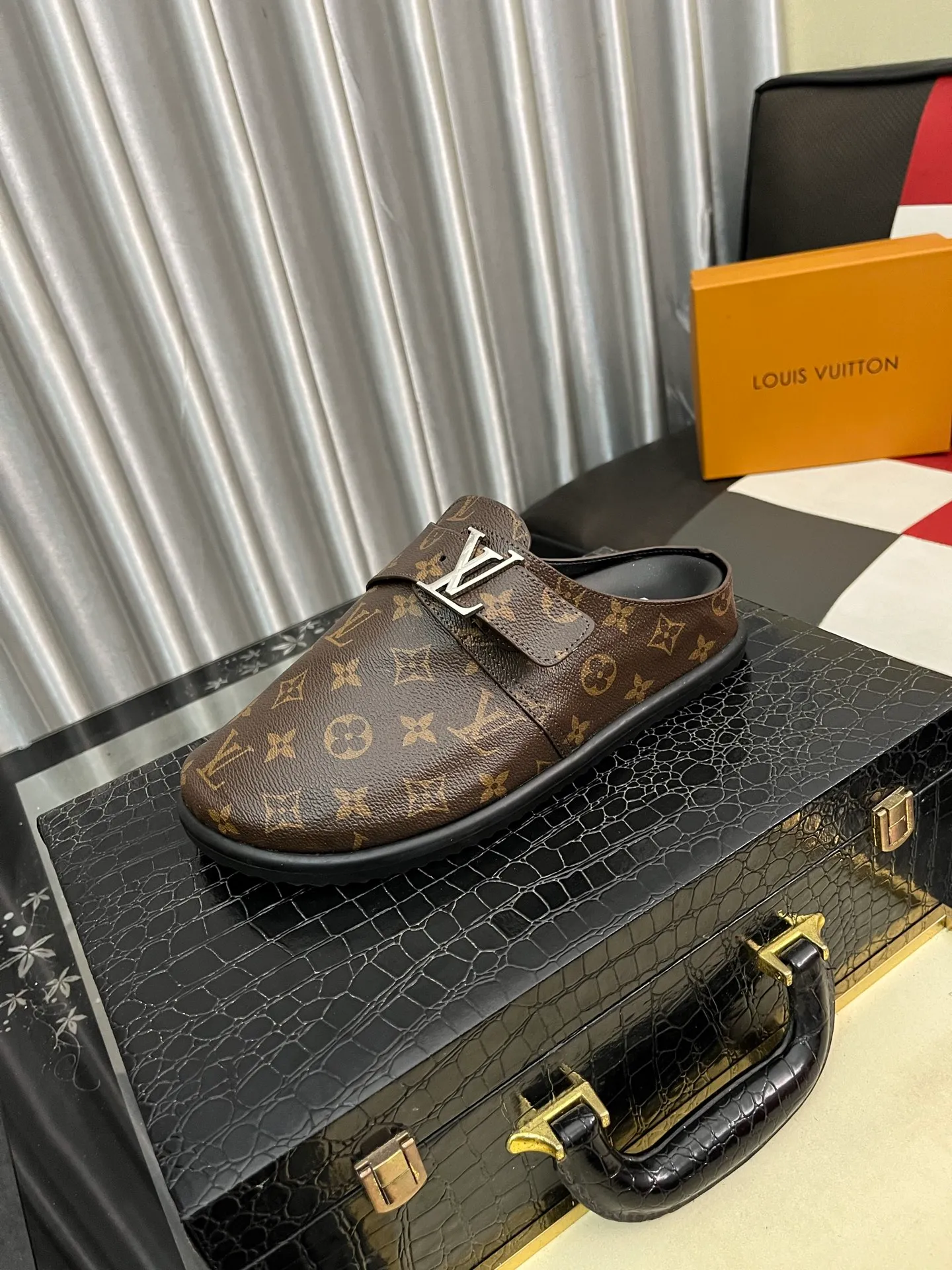Men's shoes 💰380⌚️⌚️2025 new men's casual sandals and slippers, made of suede cow leather, with Monogram pattern to highlight the trendy style. Adjustable straps illuminated with LV letters, while a resilient insole and micro outsole provide lightweight comfort. Made of suede cow leather with embossed Monogram pattern and brand element metal hardware✅Adjustable straps➕Tough insole‼ ️Micro outsole. Comfortable and easy to wear‼ ️size: 38-443️⃣Colors available